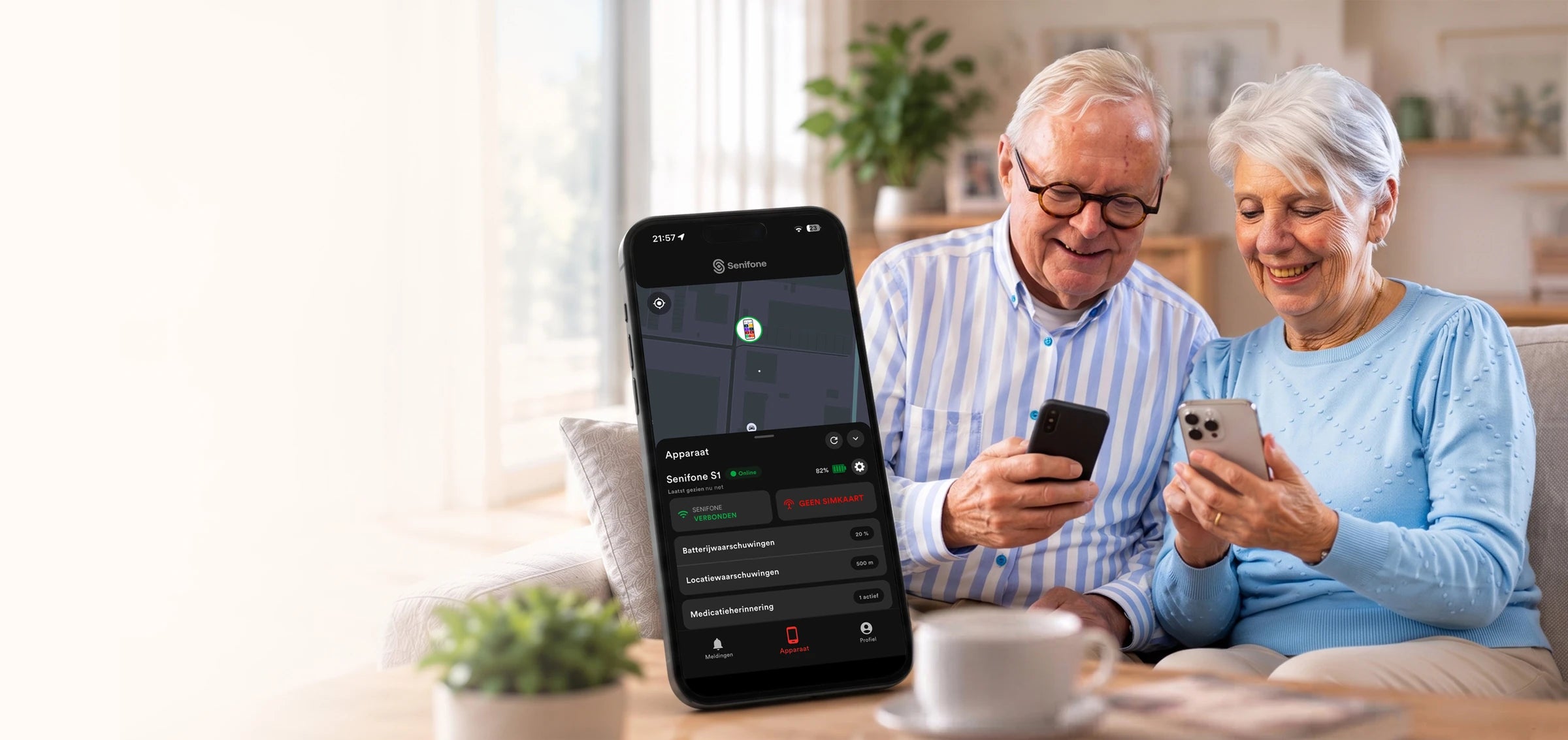 Senioren nutzen Telefone neben einer Vorschau der Senifone Companion App